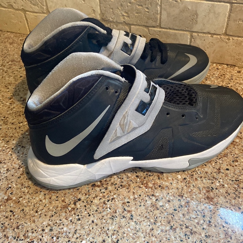 Nike Lebron James kids size 7 basketball shoes